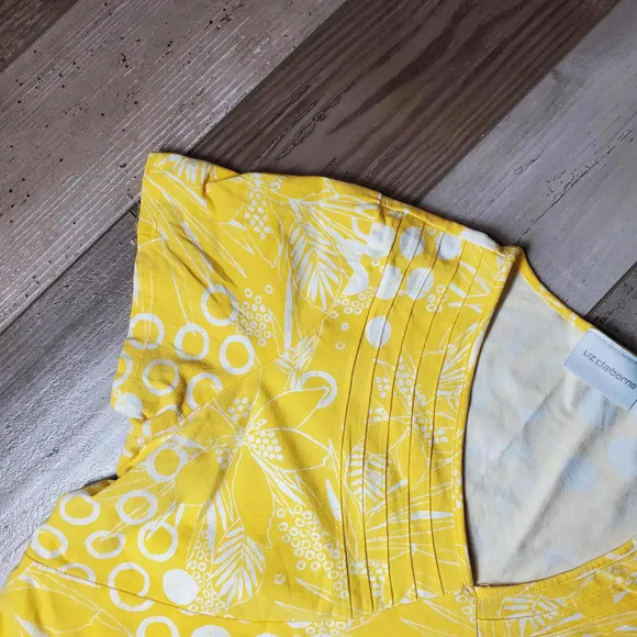 Liz Claiborne Short Sleeve V-Neck Floral Tee Yellow and White Size Large NWOT - Picture 12 of 15